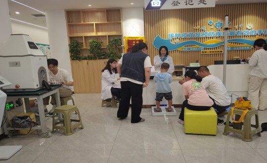 15.医疗公司“科学评估，助力生长”儿童义诊活动现场_副本.jpg
